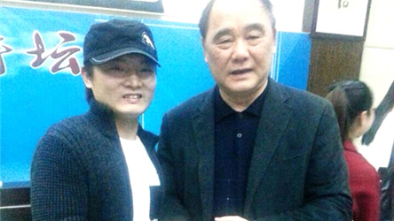 我校校长与江西省文联副主席余达喜亲切握手