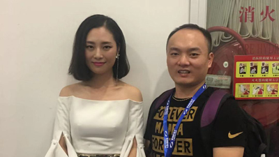 校长林羽龙与艺人合影