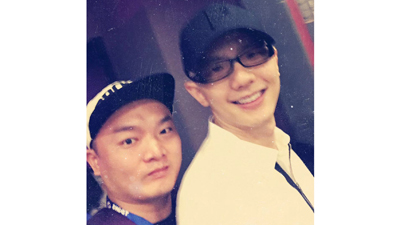 校长林羽龙与歌手平安合影