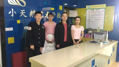 池鹏与我校教师合影