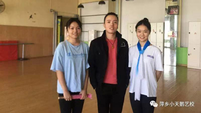 池鹏与我校学生合影