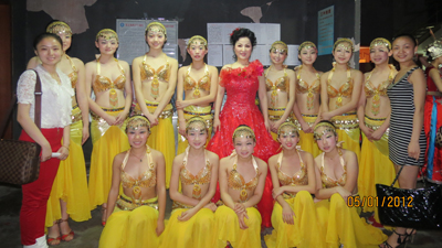 我校师生与赖云岚合影