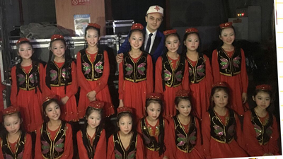 我校学生与明星阿尔法伴舞