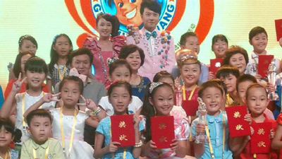 学生与少儿主持人合影