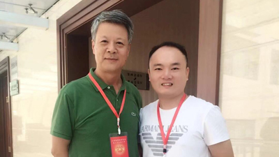 与名誉主席赵小元合影